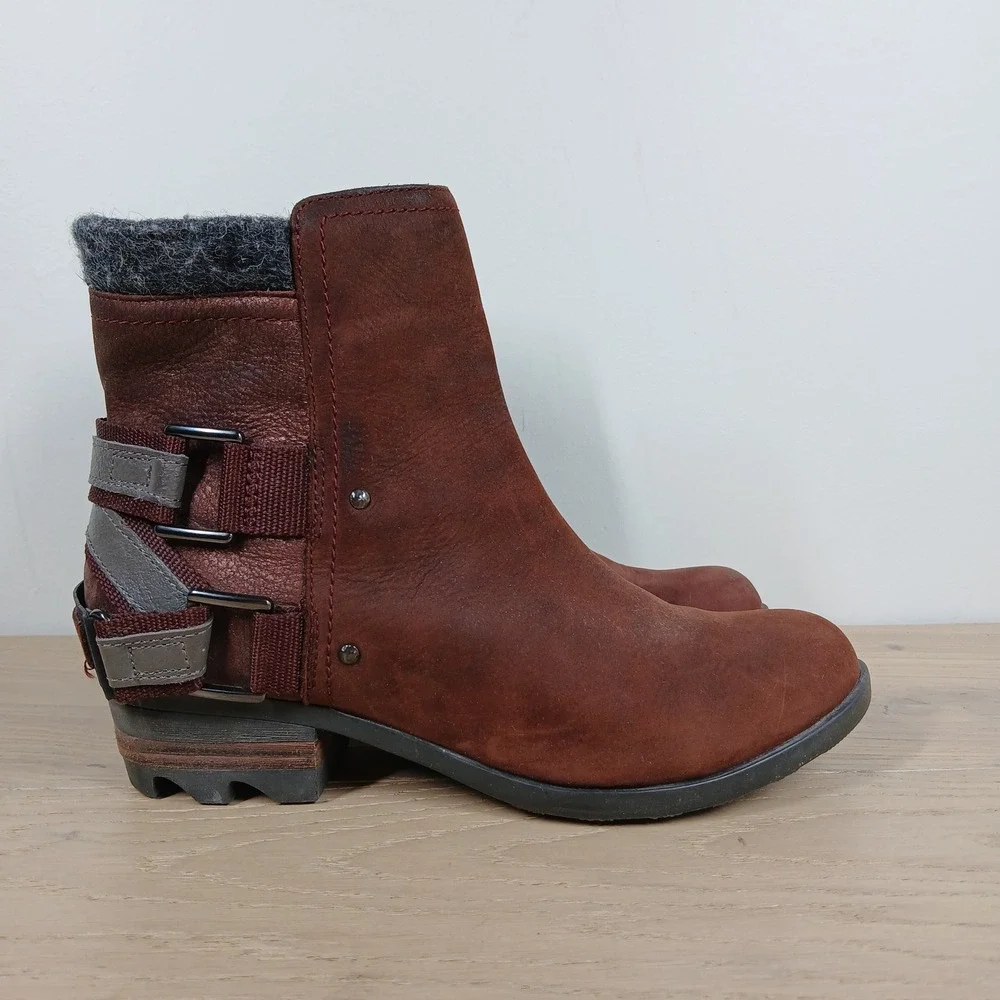 Sorel Boots Women 7 Red Leather Strap Buckle Ankle Lug Sole Outdoorsy